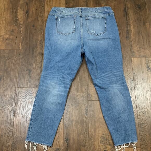 Torrid Crop Boyfriend Straight Vintage Stretch Mid-Rise Jeans - Picture 6 of 9